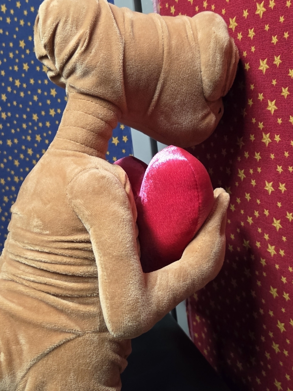 **E.T. Plush Toy Holding Red Heart - Universal Studios Tag** - Picture 12 of 13